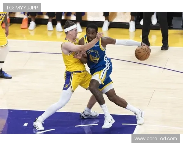 库明加利用挡拆拉开空间 助勇士提升关键时刻得分效率