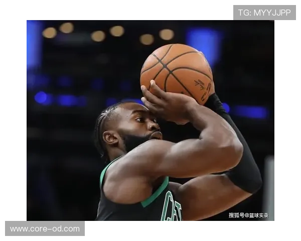 杰伦·威廉姆斯无球跑动制造空位，三分效率领跑同位置侧翼